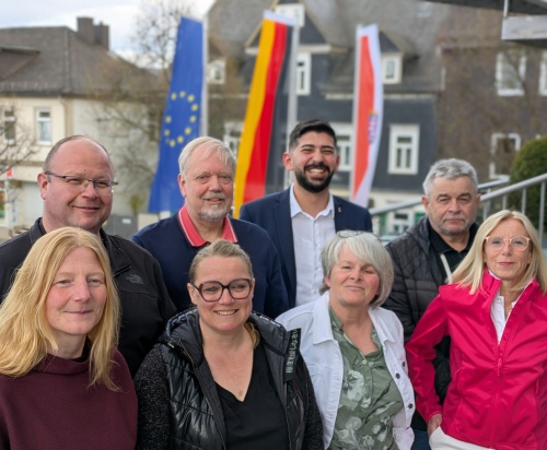 (vorne von links):  Monika Brücher, Susanne Steiner, Monika Benner, Rainer Binde.     (hinten von links)  Jörg Hain, Andreas Schuster, Fraktionsvorsitzender Jochen Schneider, Henning Schäfer Lutz Hinze.     Nicht auf dem Foto sind Dieter Peter und Lars St